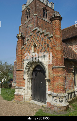 16e siècle en brique porche de l'église St Pierre, Charsfield Banque D'Images