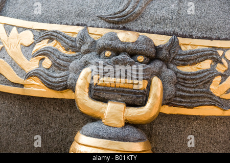 Les pierres décoratives oriental lion qui monte la garde à l'entrée Banque D'Images