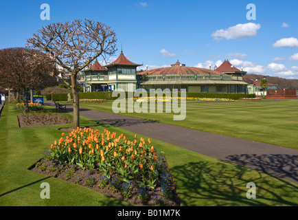 Jardin d'hiver Rothesay Rothesay en bute avec l'Écosse Île de Bute Discovery Centre et de fleurs sur une journée de printemps ensoleillée Banque D'Images