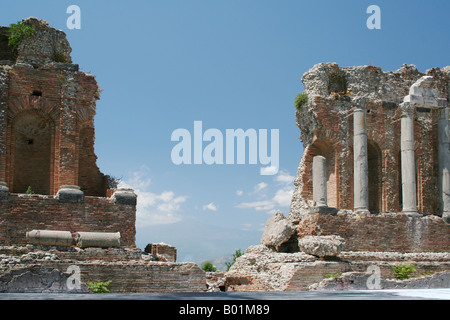 Vue sur le théâtre grec de Taormina Sicile Italie Banque D'Images