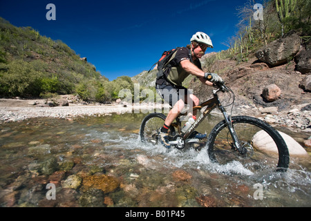 Scott Davis vtt du Cerro Colorado à Batopilas dans la région de Copper Canyon du Mexique Banque D'Images