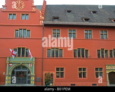 Ancien hôtel de ville avec l'office du tourisme à Fribourg im Breisgau Allemagne Baden Baden Württemberg Württemberg Banque D'Images