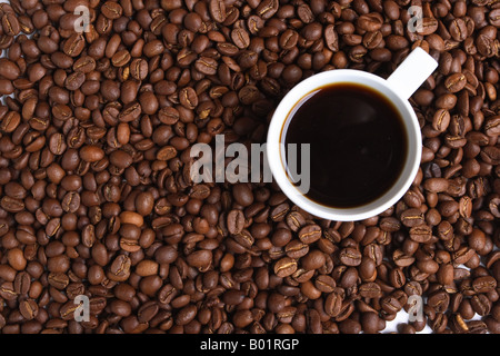 Tasse de café avec des grains de café sur l'établissement des coûts Banque D'Images