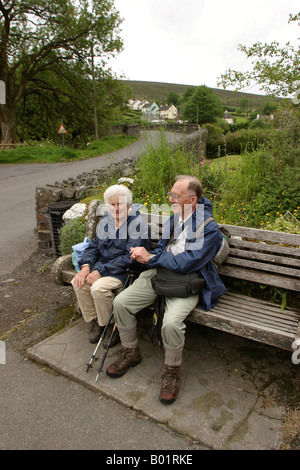 Somerset UK Withypool mature Deux promeneurs reposant sous couvert ciel pluvieux Banque D'Images