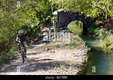 Enrique Cruz vtt de Batopilas à Cerro Colorado dans la région de Copper Canyon du Mexique Banque D'Images