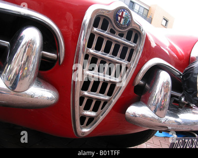 Détail de la calandre Alfa Romeo Spider rouge giuletta roadster Horneland International Rally Pays-Bas Banque D'Images