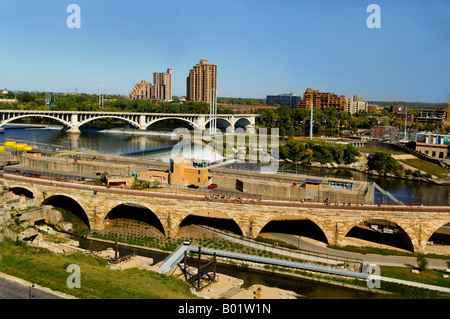 Vue sur les ponts, y compris l'arche de pierre pont à travers le fleuve du Mississippi du Guthrie Theater Minneapolis MN Banque D'Images