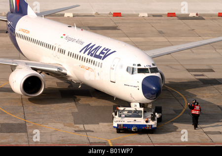 Malev Hungarian Airlines Boeing 737 avion de ligne avion soit poussé par un remorqueur à l'aéroport de véhicule Banque D'Images