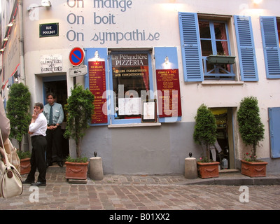 Deux serveurs en dehors de Parisian restaurant Pizzeria Rue Poulbot Montmartre Banque D'Images
