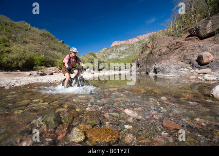 Rachel Schmidt de vtt à Cerro Colorado Batopilas dans la région de Copper Canyon du Mexique Banque D'Images