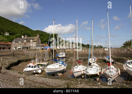Porlock Weir britannique Somerset Exmoor bateaux mored en arrière-port à marée basse Banque D'Images