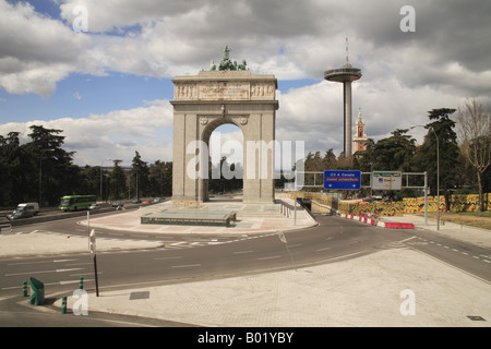 Observatoire de la Moncloa avec l'arche de la Victoire et de la tour, Madrid, Espagne Banque D'Images