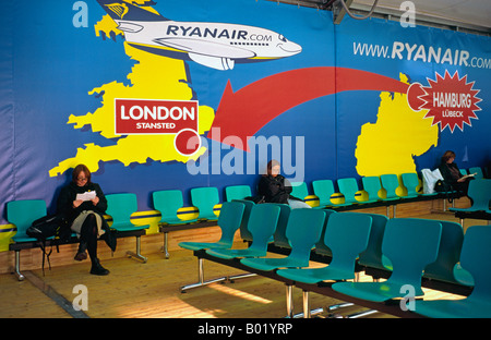 Nov 12, 2003 - Les passagers attendre le départ de leur vol Ryanair à l'aéroport de Londres-Stansted à Hamburg-Luebeck. Banque D'Images