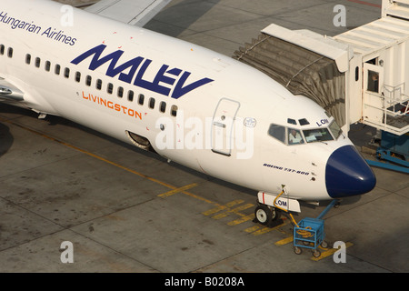 Malev Hungarian Airlines Boeing 737 stationné à l'aéroport gate pier avec airbridge escalier escamotable connecté Banque D'Images