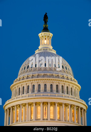 WASHINGTON DC, USA - le Capitole, qui abrite le Congrès américain, au crépuscule sur la colline du Capitole à Washington DC. Banque D'Images