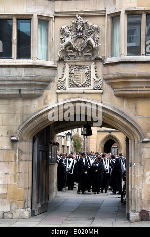 Sous-diplômés, sur mesure 24, rassemblement à l'entrée de Pembroke College de Cambridge. Banque D'Images