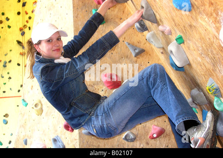 Teenage girl on Climbing Wall Banque D'Images