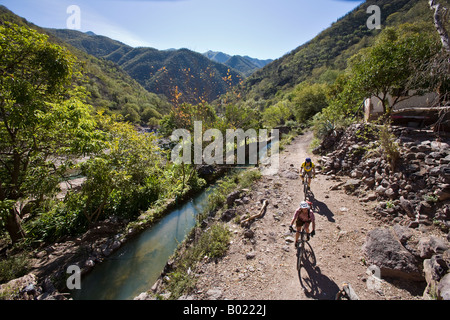 Geoge Boykin et Rachel Schmidt vtt de Batopilas à Cerro Colorado dans la région de Copper Canyon du Mexique Banque D'Images