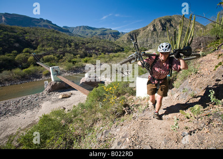 Rachel Schmidt de vtt à Cerro Colorado Batopilas dans la région de Copper Canyon du Mexique Banque D'Images