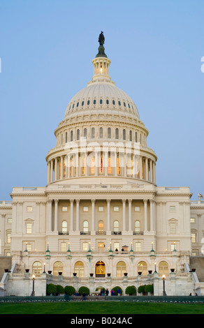 WASHINGTON DC, USA - le Capitole, qui abrite le Congrès américain, au crépuscule sur la colline du Capitole à Washington DC. Banque D'Images