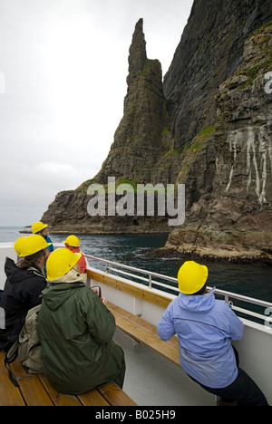 Bateau de tourisme affichage des falaises d'oiseaux du sud-ouest de Vagar et, Banque D'Images