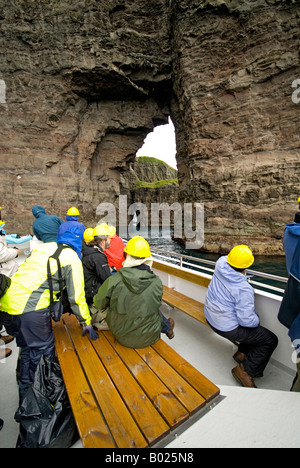 Bateau de tourisme affichage des falaises d'oiseaux du sud-ouest de Vagar et, Banque D'Images