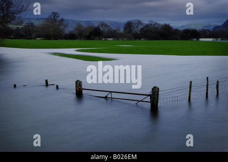 L'eau d'inondation dans un champ dans la vallée de Conwy. La rivière Conwy a éclaté c'est les banques. Le Parc National de Snowdonia. Le Nord du Pays de Galles au Royaume-Uni. Banque D'Images