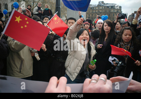 Une foule de partisans des Jeux Olympiques chinois d'attaquer verbalement une pro Groupe tibétain à Trafalgar Square Banque D'Images