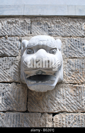 Tête d'animal en pierre taillée dans le mur au monastère bouddhiste de Shaolin dans la province du Henan Dengfeng Shaolin Temple Asie Chine Banque D'Images