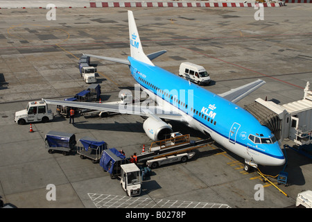 KLM Royal Dutch Airlines Boeing 737 avion de ligne avec une assurance bagages valise en cours de chargement Banque D'Images