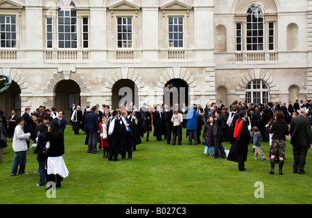 Diplômés avec la famille et les amis au Sénat Chambre Cour après certaine cérémonie. Banque D'Images