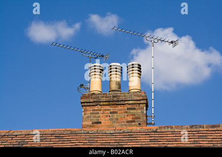 Antennes de télévision sur une cheminée, au Royaume-Uni. Banque D'Images