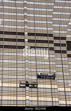 Nettoyage de vitres à l'avant du Casino Lisboa, Macau, Chine Banque D'Images