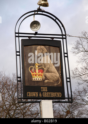 Le signe de la Couronne et Greyhound Public House à Londres 76200 Banque D'Images