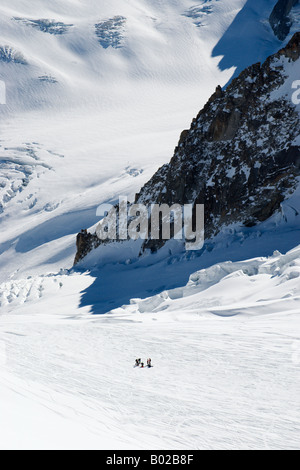 Visite groupe de skieurs sur crevassed très petit envers variante de la Vallée Blanche, l'Aiguille du Midi, Chamonix, France Banque D'Images