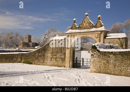 Par la passerelle jacobéen vert village Tackley, Oxfordshire avec St Nicholas church dans la distance. La passerelle est daté 1615 Banque D'Images