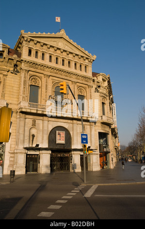 Comedia cinema à l'angle de la Gran Via de les Corts Catalanes et Passeig de Gràcia à Barcelone Banque D'Images