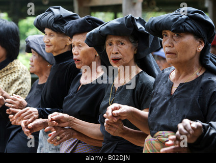 Tana Toraja de Sulawesi Indonésie : funérailles traditionnelles. Les membres de la famille, parents et amis en deuil des vêtements noirs Banque D'Images