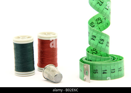 Articles de couture de bandes et cordes de coton mesure dé isolé sur fond blanc Banque D'Images