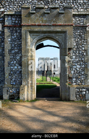 Détail de l'entrée de l'entrée du château, près de Baconsthorpe Holt, Norfolk, UK, avec gardien intérieur vu à travers la porte Banque D'Images