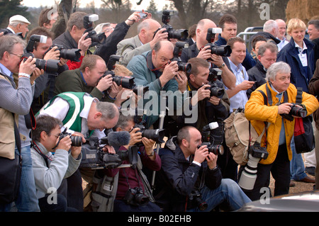 Dossier de presse : une foule de photographes qui se disputent le meilleur cliché lors d'un appel photo. Banque D'Images