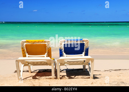 Deux locations de chaises longues sur la plage de sable de l'île des Caraïbes Banque D'Images