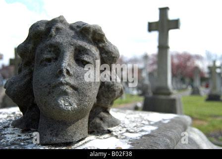 Chef de corps et de broken angel reposant sur pierre tombale, avec en arrière-plan, cimetière de Surbiton, Surrey, Angleterre Banque D'Images