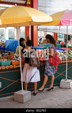 Deux femmes des Caraïbes l'achat de produits biologiques dans les Seychelles Banque D'Images