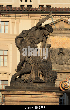 Bataille des géants, la sculpture par J F Platzer sur la porte du château de Prague Banque D'Images