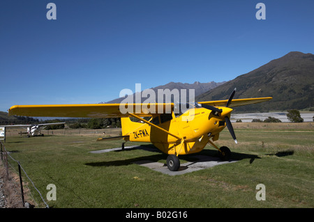 Avion Cessna, prêt à prendre les gens sur un vol panoramique dans le cadre de l'expérience de la Sibérie, Makarora, île du Sud, Nouvelle-Zélande Banque D'Images