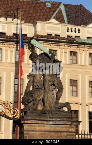 Bataille des géants, la sculpture par J F Platzer sur la porte du château de Prague Banque D'Images