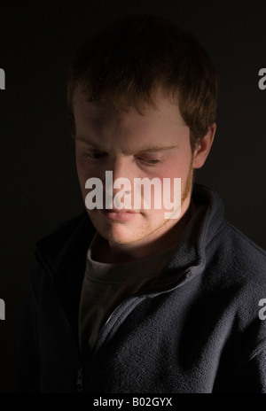 Portrait d'un jeune homme avec une expression Banque D'Images