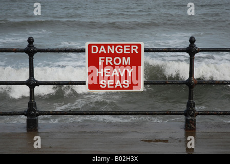 Un panneau d'avertissement sur la promenade du front de mer à Scarborough North Yorkshire Banque D'Images