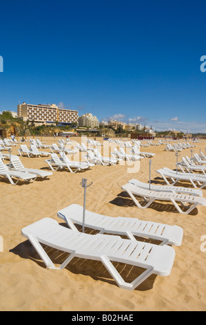 Des rangées de chaises vides de Praia da Rocha Portimao Algarve Portugal Europe de l'UE Banque D'Images
